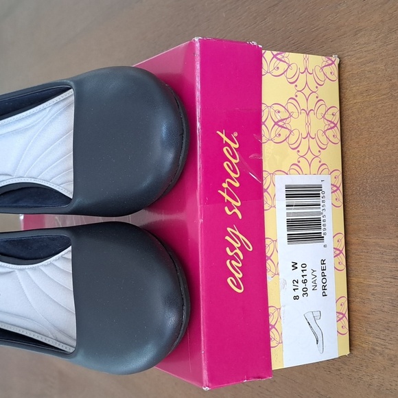 Easy Street Proper Women's High Heels - Color: Navy - Size: 8.5 W - Picture 3 of 9